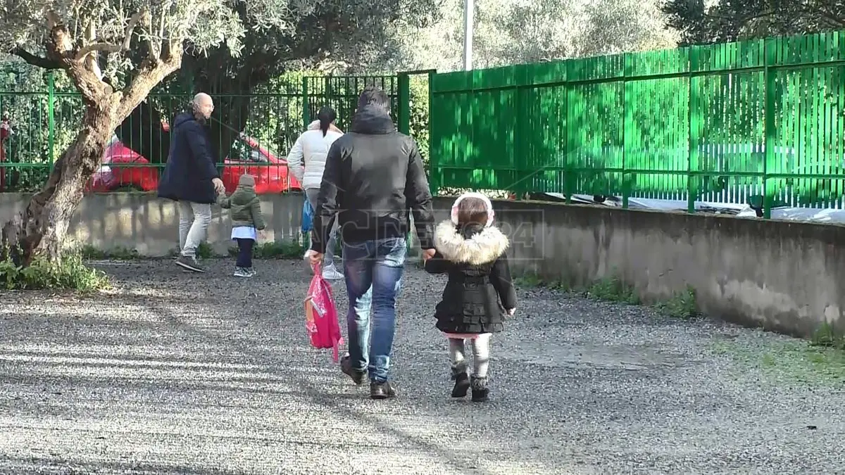 Tra bandi deserti e ritardi: a Crotone è ancora caos per mensa, assistenza ai bimbi con difficoltà e trasporto