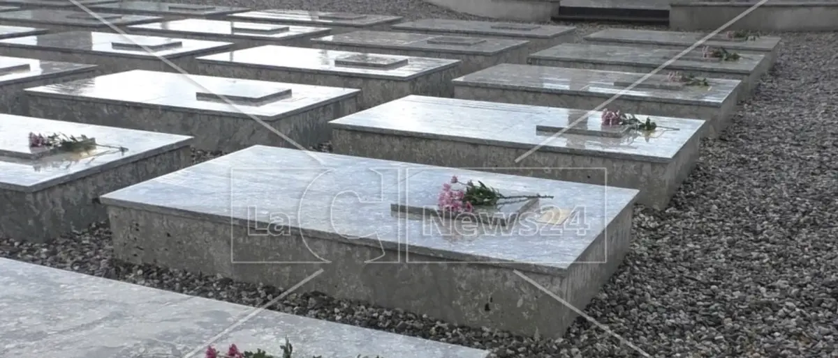 Donna deceduta e dimenticata da un anno nell’obitorio dell’ospedale di Cetraro, tumulata la salma