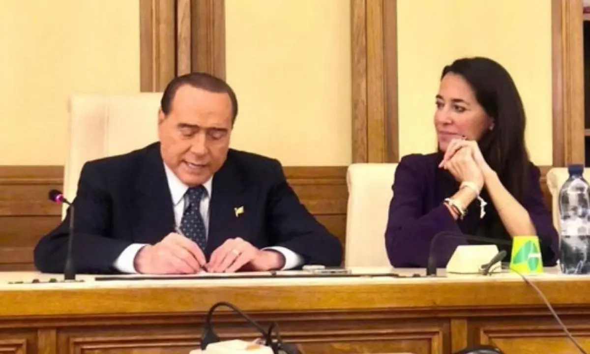 Berlusconi brucia Tajani agli Esteri e va al Colle con la Ronzulli: si inasprisce la guerra intestina in Fi