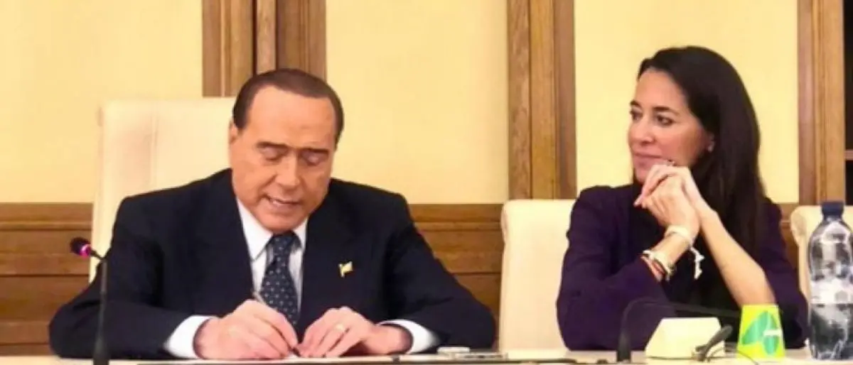 Berlusconi brucia Tajani agli Esteri e va al Colle con la Ronzulli: si inasprisce la guerra intestina in Fi