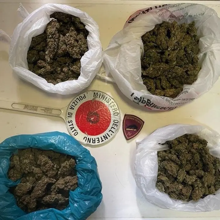 Crotone, rinvenuti in un palazzo dismesso del centro storico 450 grammi di marijuana