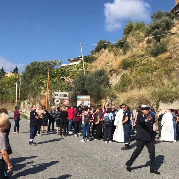 «La statua del santo non può uscire dalla chiesa»: il prete ignora il divieto ma la processione viene fermata