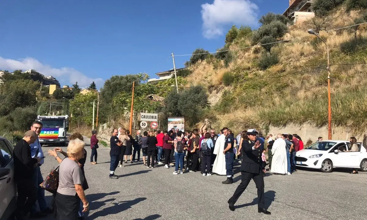 «La statua del santo non può uscire dalla chiesa»: il prete ignora il divieto ma la processione viene fermata