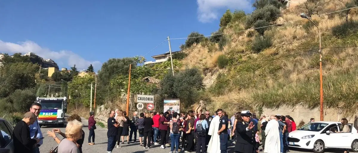 «La statua del santo non può uscire dalla chiesa»: il prete ignora il divieto ma la processione viene fermata