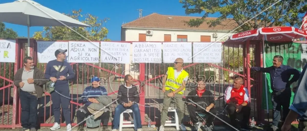 Senza stipendio da mesi, i lavoratori del Consorzio di bonifica di Trebisacce annunciano un altro sciopero