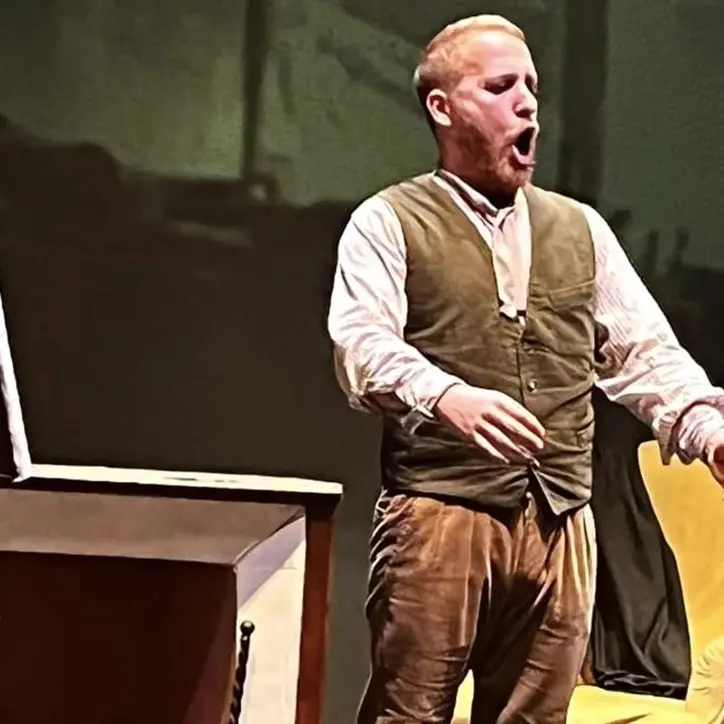 Brilla la stella del baritono calabrese Antonino Giacobbe nel Barbiere di Siviglia, successo in Romania