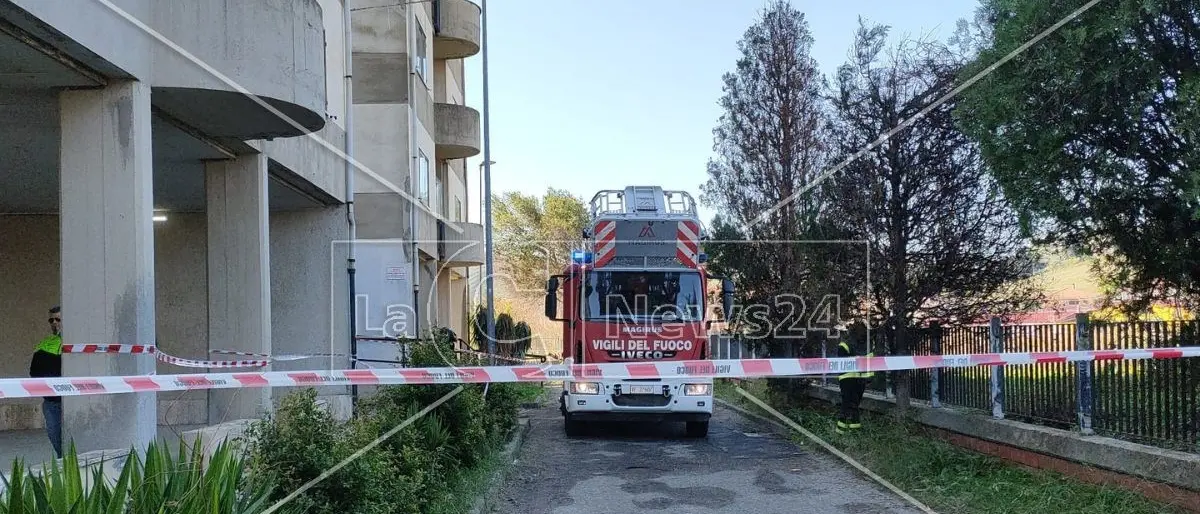 Incendio Catanzaro: la morte dei 3 giovani consumata in un quartiere ghetto tra degrado, povertà e criminalità