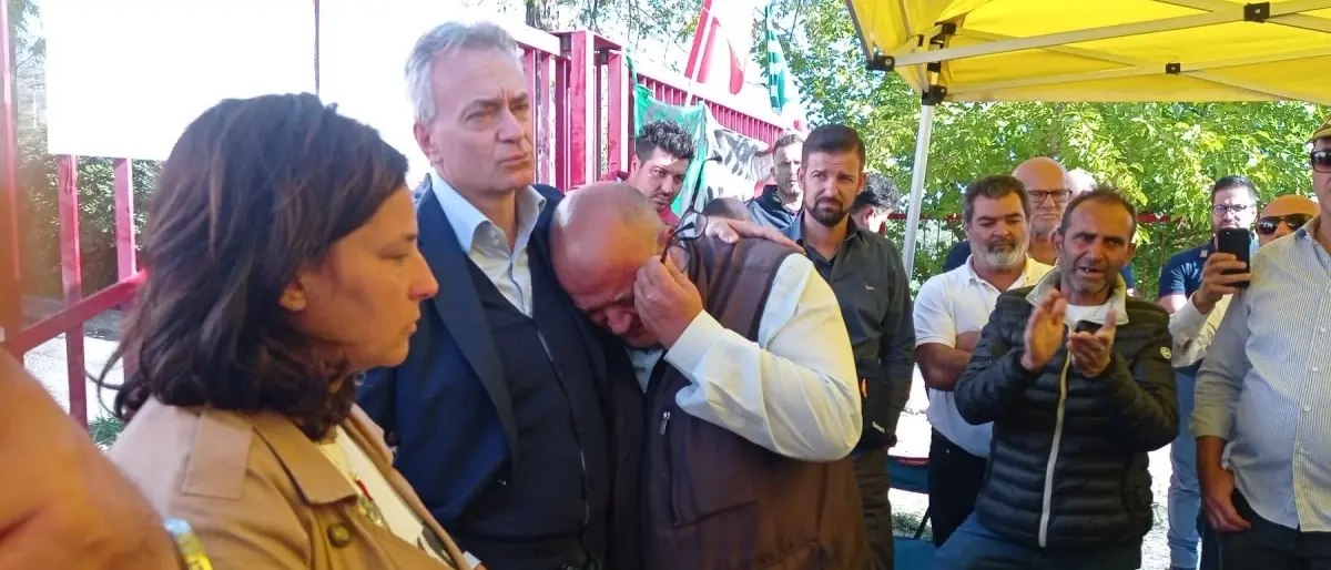 Vertenza Consorzio di bonifica a Trebisacce, lavoratore in lacrime tra le braccia dell’assessore Gallo