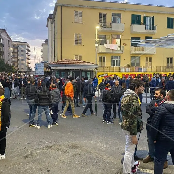 Il Catanzaro calcio in lutto per il mortale incendio di questa notte: «Avremmo voluto non giocare»