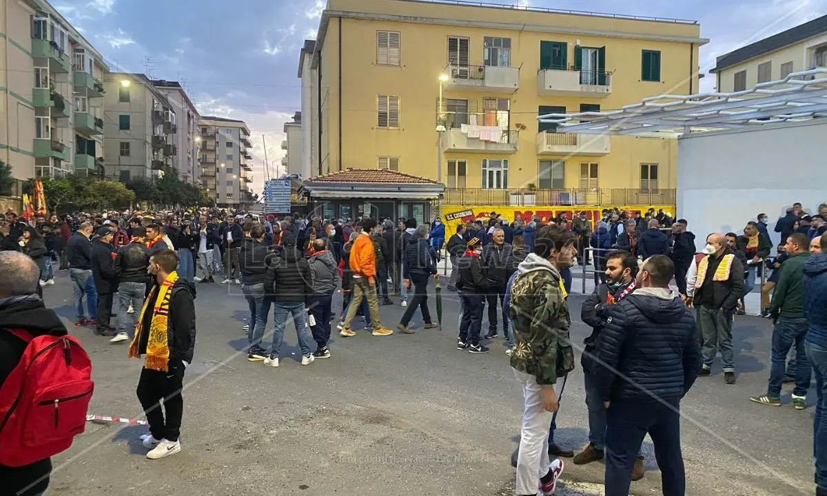 Il Catanzaro calcio in lutto per il mortale incendio di questa notte: «Avremmo voluto non giocare»