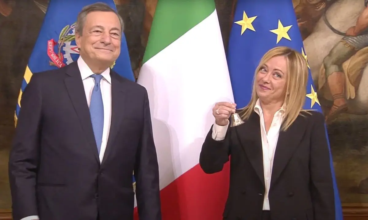 Meloni a Palazzo Chigi per la cerimonia della campanella, Draghi: «Benvenuta!»