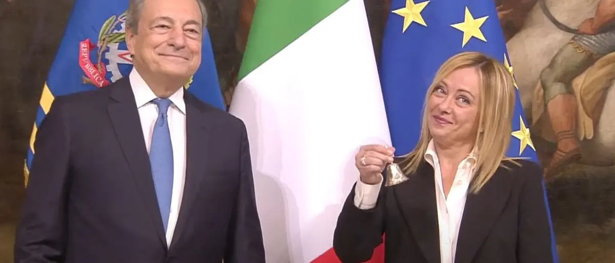 Meloni a Palazzo Chigi per la cerimonia della campanella, Draghi: «Benvenuta!»
