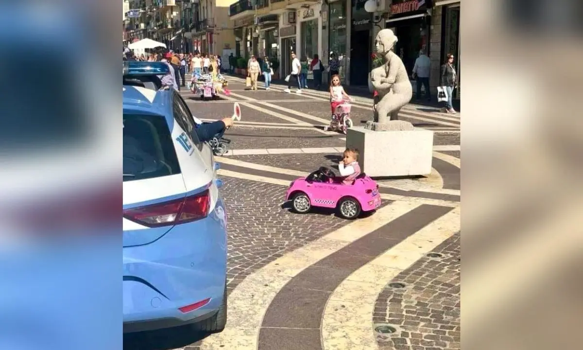 La polizia ferma una bimba alla guida della sua “auto” sull’isola pedonale a Cosenza, la foto diventa virale sui social