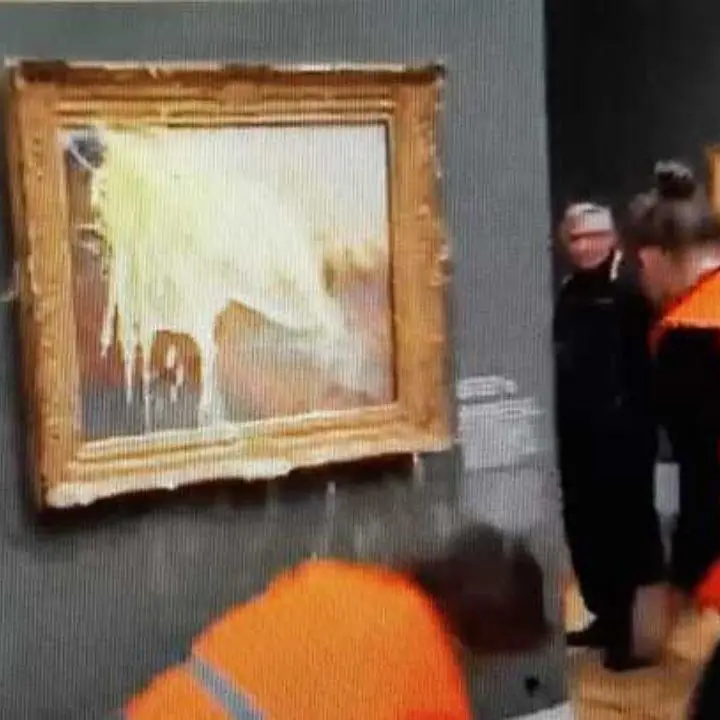 Germania, 2 attivisti lanciano purè di patate contro il dipinto di Monet “Il Pagliaio” - VIDEO