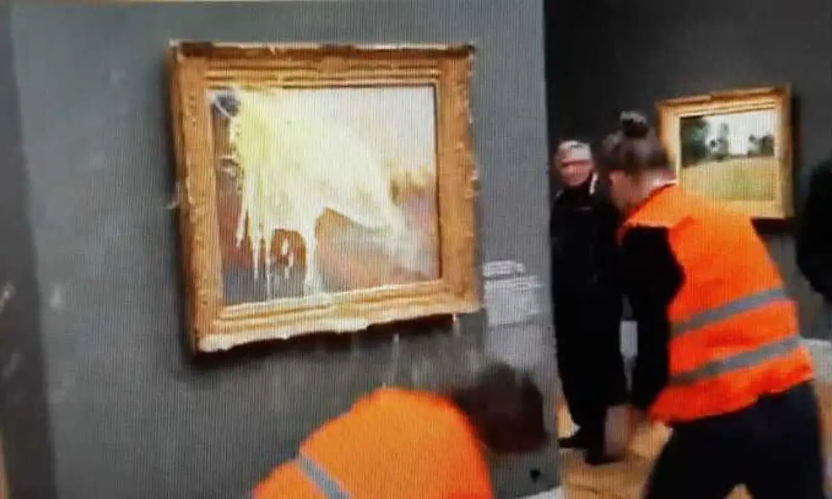 Germania, 2 attivisti lanciano purè di patate contro il dipinto di Monet “Il Pagliaio” - VIDEO