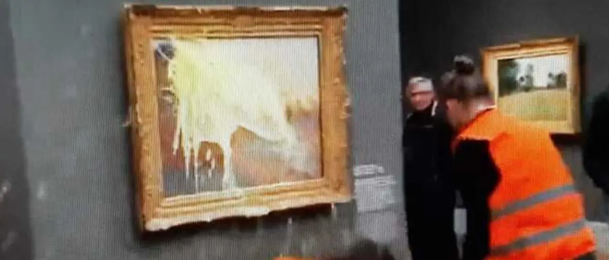 Germania, 2 attivisti lanciano purè di patate contro il dipinto di Monet “Il Pagliaio” - VIDEO