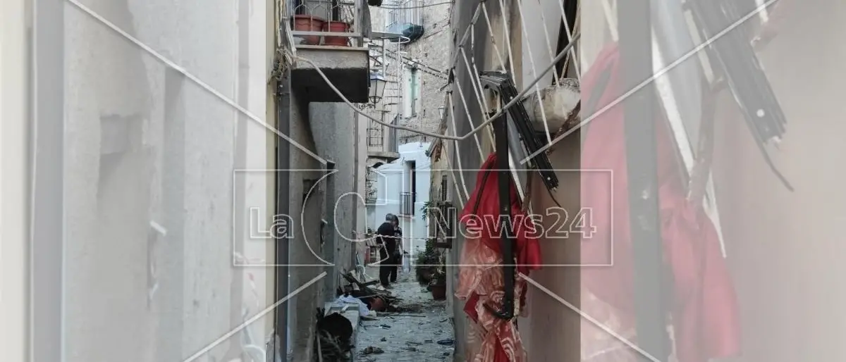 Esplode una bombola di gas a Cariati, quattro feriti: grave un’anziana