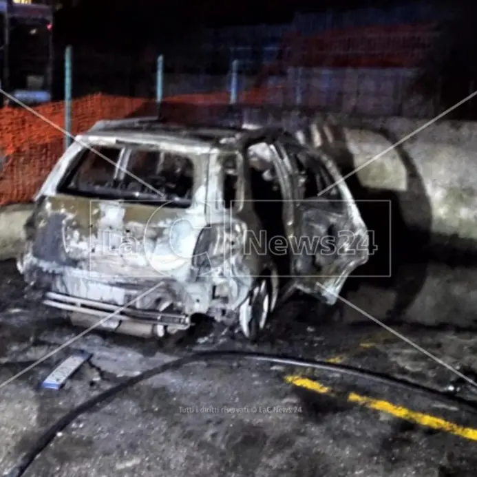 Incendio distrugge un’auto a Corigliano-Rossano: prevale la matrice dolosa