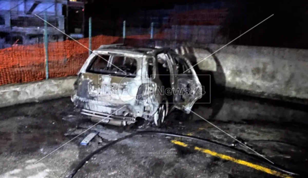 Incendio distrugge un’auto a Corigliano-Rossano: prevale la matrice dolosa
