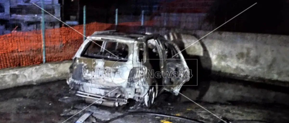 Incendio distrugge un’auto a Corigliano-Rossano: prevale la matrice dolosa