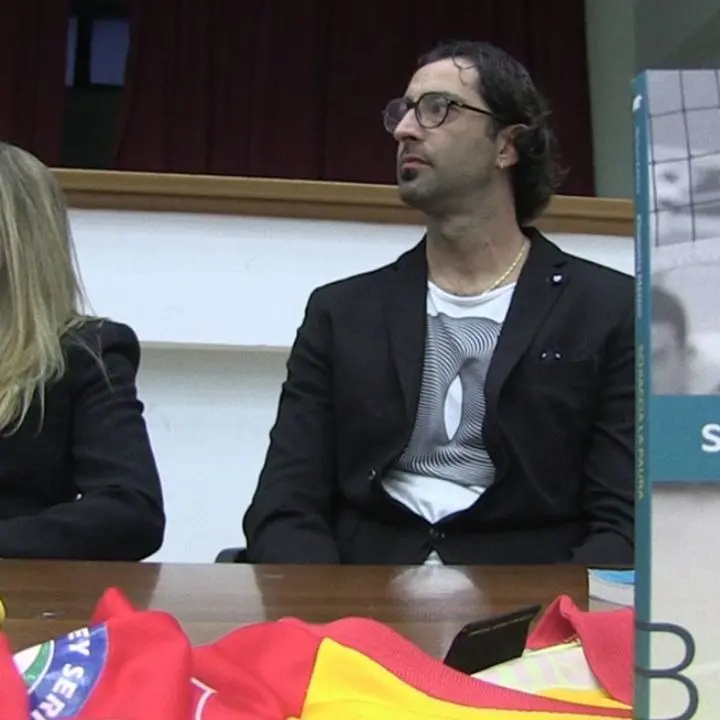 La sfida (vinta) al cancro del pallavolista della Tonno Callipo Luca Sirri nel libro “Schiaccia la paura”