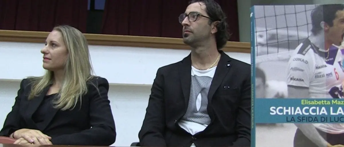 La sfida (vinta) al cancro del pallavolista della Tonno Callipo Luca Sirri nel libro “Schiaccia la paura”