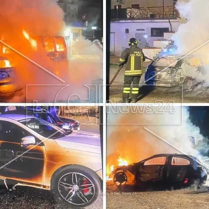 Incendio a Corigliano Rossano, in fiamme tre auto e un furgone: via alle indagini