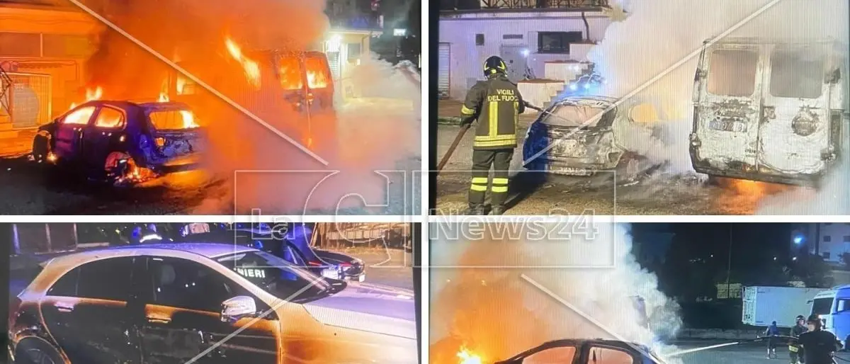 Incendio a Corigliano Rossano, in fiamme tre auto e un furgone: via alle indagini