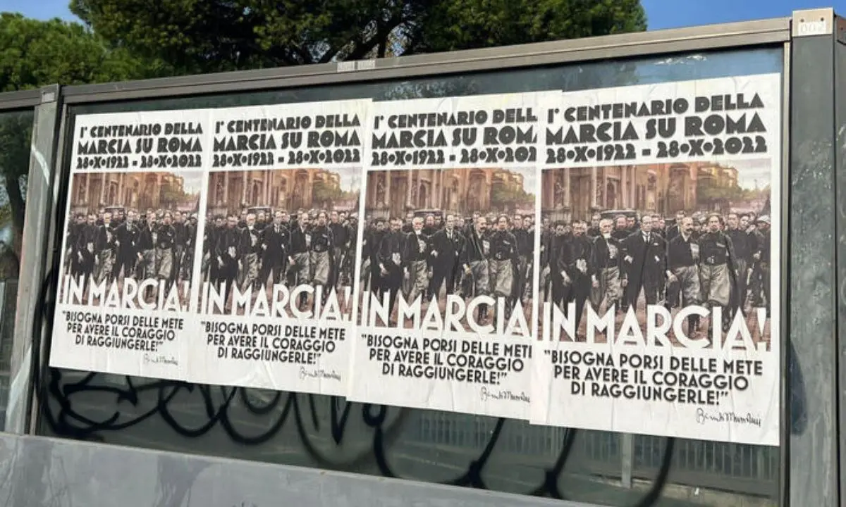 Marcia su Roma, spuntano manifesti per centenario. Il sindaco Gualtieri: «Rimossi»