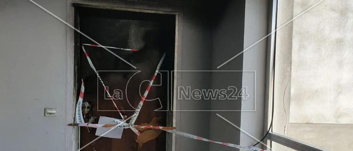 Banconote per migliaia di euro trovate nell’appartamento dove sono morti tre ragazzi