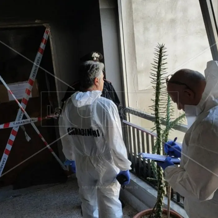 Eseguita l’autopsia sui corpi dei tre fratelli vittime dell’incendio di Catanzaro: morti per asfissia