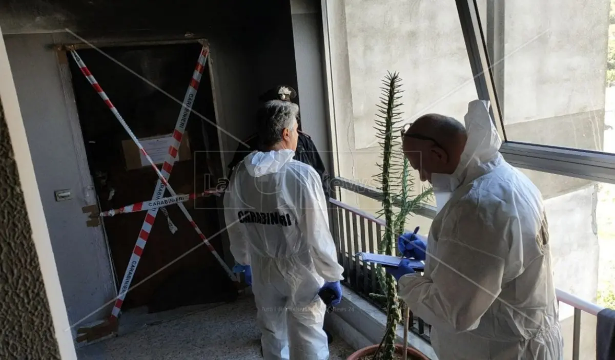 Eseguita l’autopsia sui corpi dei tre fratelli vittime dell’incendio di Catanzaro: morti per asfissia