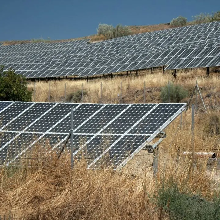 Il sole non bacia la Calabria: tanti impianti fotovoltaici pagati con soldi pubblici e abbandonati