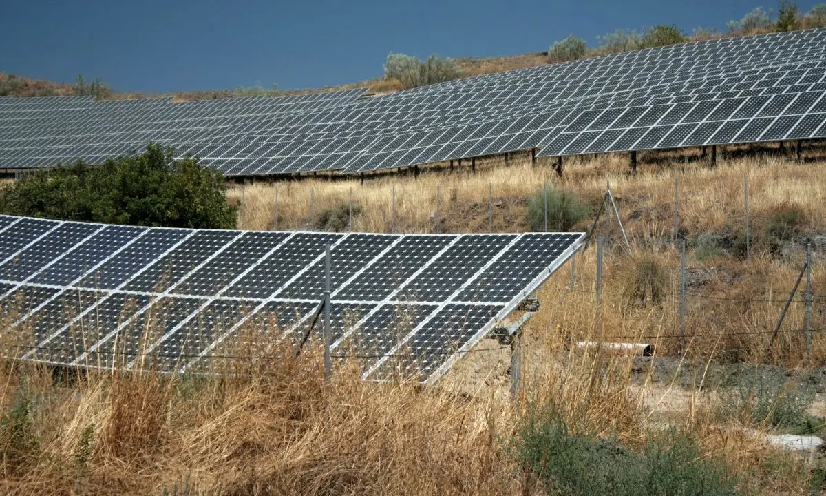 Il sole non bacia la Calabria: tanti impianti fotovoltaici pagati con soldi pubblici e abbandonati