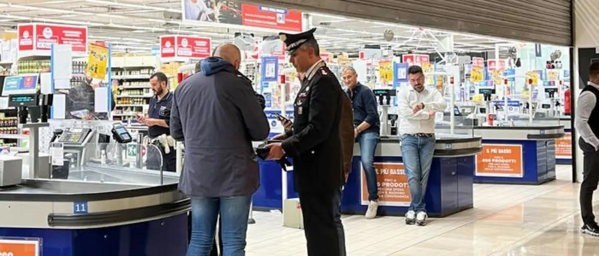 Terrore al centro commerciale, un uomo accoltella 6 persone: morto un 30enne, quattro feriti gravi