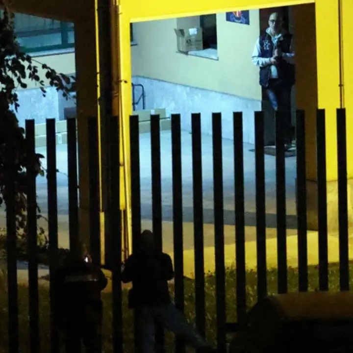Carabiniere uccide il comandante e poi si barrica in caserma: i militari fanno irruzione e fermano l’uomo