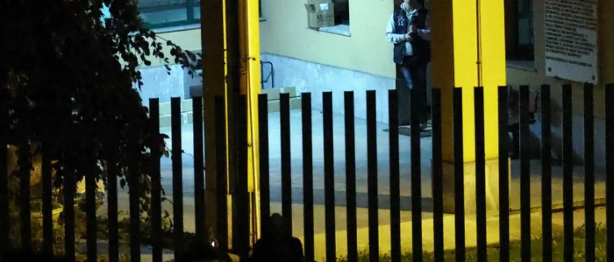 Carabiniere uccide il comandante e poi si barrica in caserma: i militari fanno irruzione e fermano l’uomo