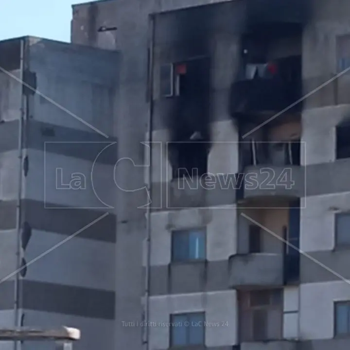 È il giorno del dolore a Catanzaro, oggi i funerali dei tre fratelli morti nell’incendio. Si aggrava papà Vitaliano
