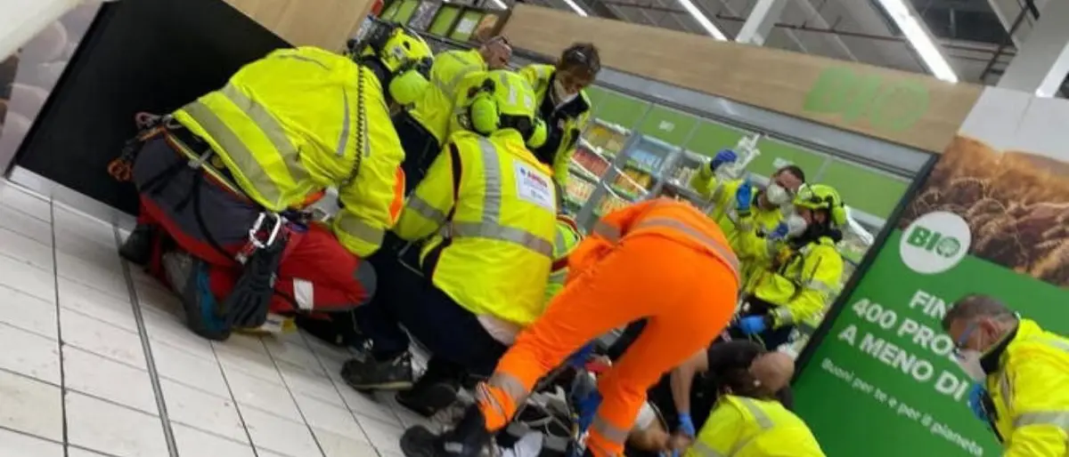 Accoltella 6 persone in un centro commerciale, un morto. Il killer: «Ho provato invidia, erano felici»