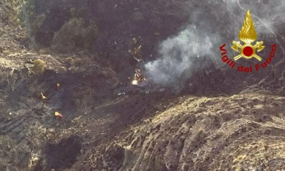 Canadair si schianta sull’Etna: la società proprietaria dell’aereo avvia inchiesta e manda periti sul posto