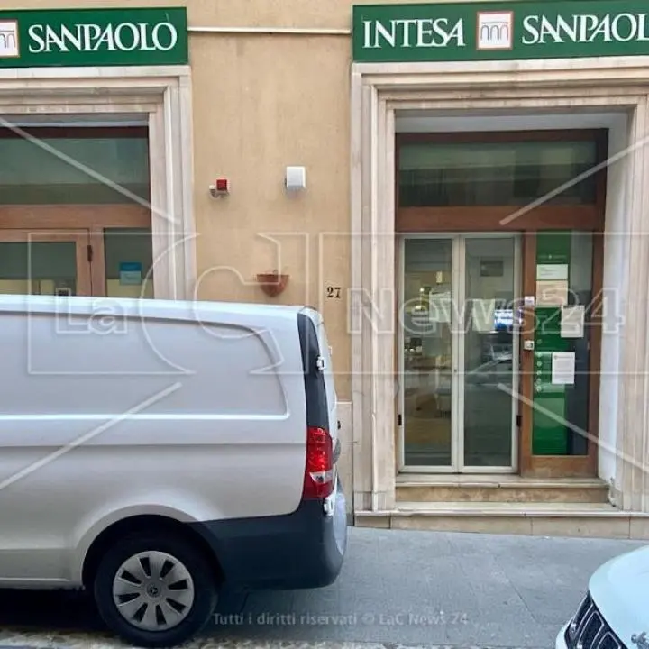 Cetraro, due rapinatori assaltano una banca e sfruttano le scale di una scuola per scappare: è caccia all’uomo