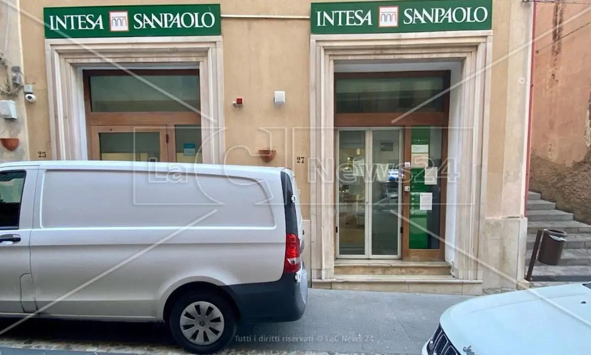 Cetraro, due rapinatori assaltano una banca e sfruttano le scale di una scuola per scappare: è caccia all’uomo