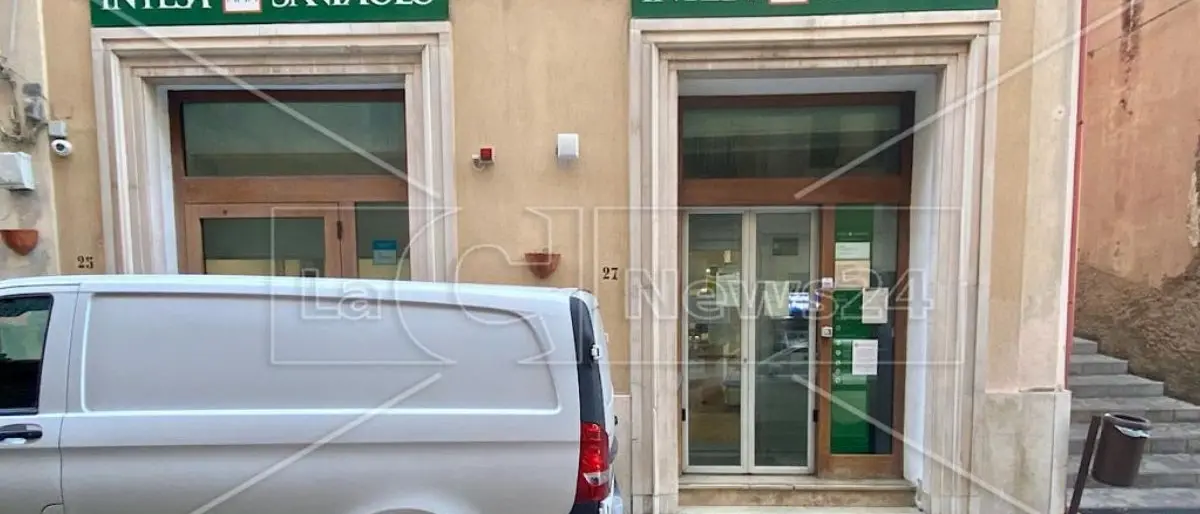 Cetraro, due rapinatori assaltano una banca e sfruttano le scale di una scuola per scappare: è caccia all’uomo
