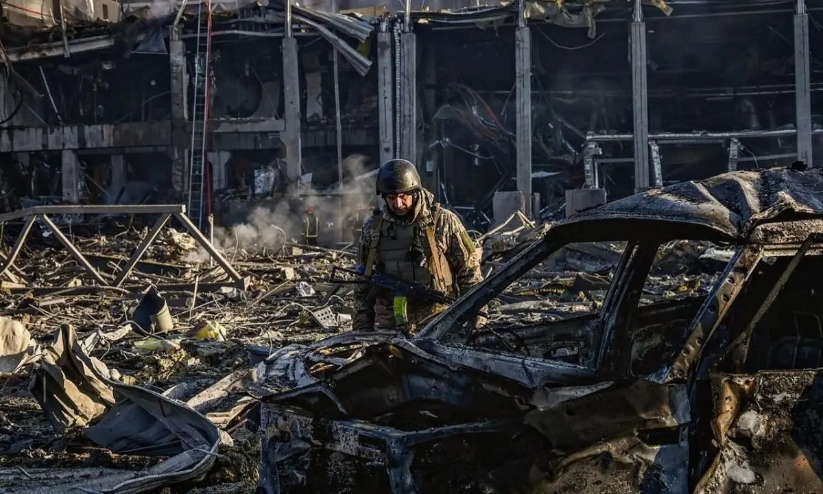 Guerra in Ucraina, bombe russe su Nikopol durante la notte: danni alle reti elettriche e alle linee del gas