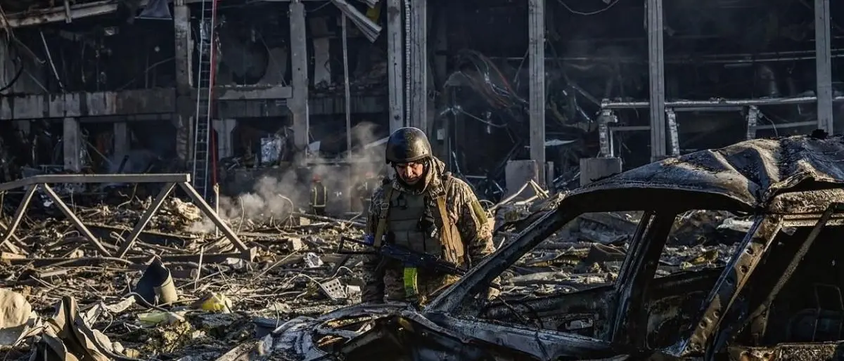 Guerra in Ucraina, bombe russe su Nikopol durante la notte: danni alle reti elettriche e alle linee del gas