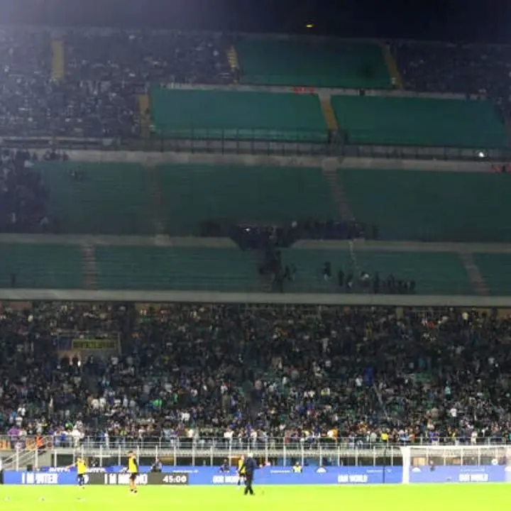 Milano, capo ultrà dell’Inter ucciso in un agguato: la Curva Nord resta in silenzio e poi lascia San Siro