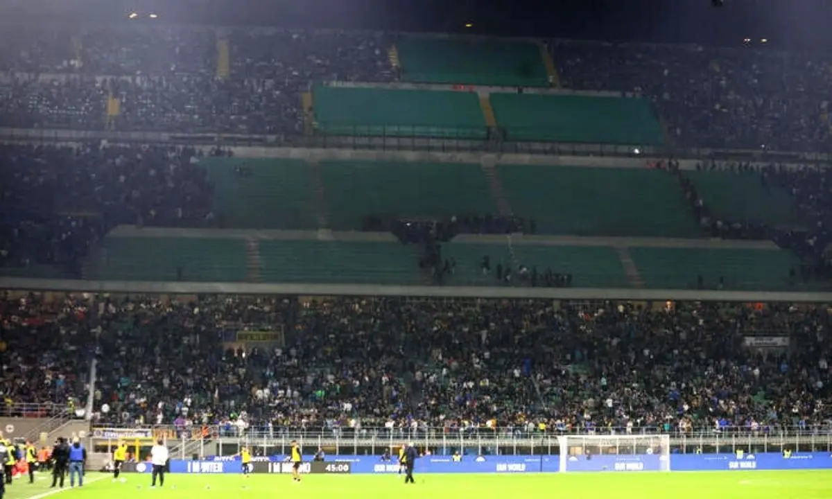 Milano, capo ultrà dell’Inter ucciso in un agguato: la Curva Nord resta in silenzio e poi lascia San Siro