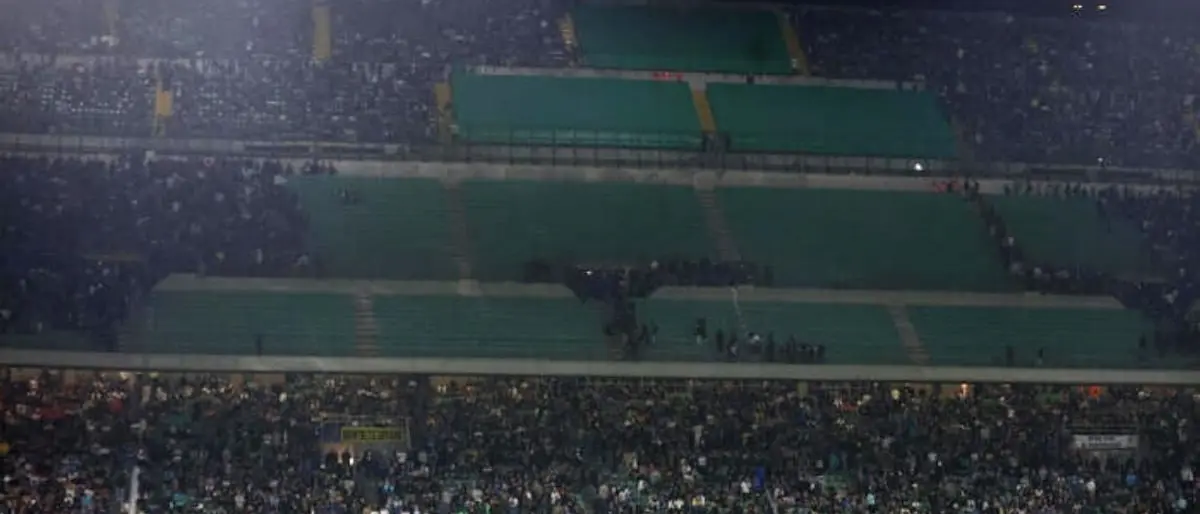 Milano, capo ultrà dell’Inter ucciso in un agguato: la Curva Nord resta in silenzio e poi lascia San Siro