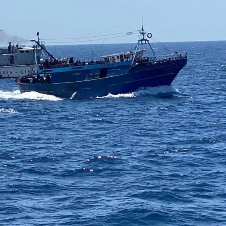 Migranti, altro sbarco a Roccella: in 55 soccorsi su una barca alla deriva