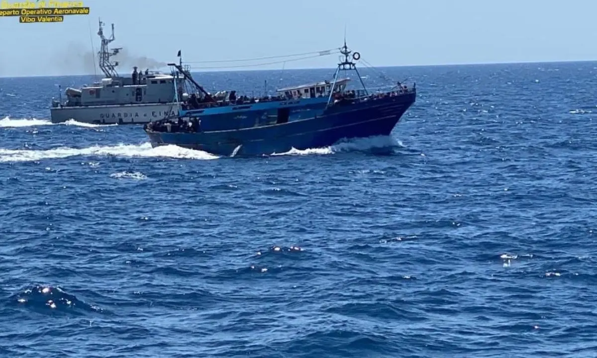 Migranti, altro sbarco a Roccella: in 55 soccorsi su una barca alla deriva